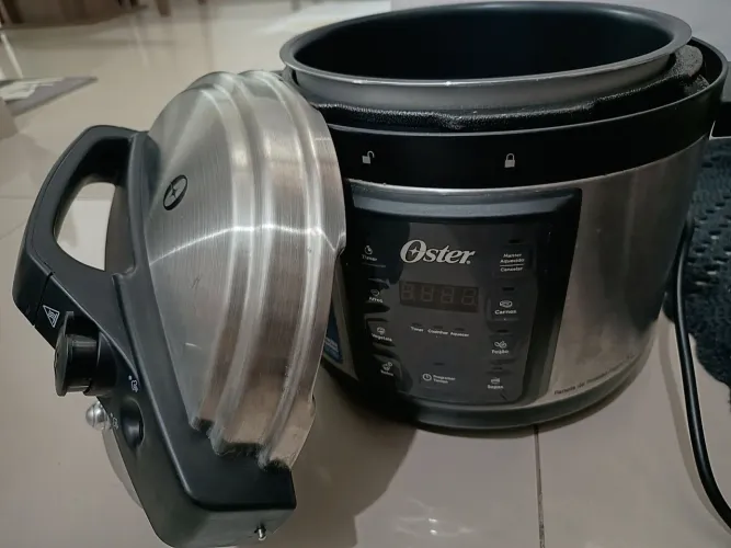 Vendo Panela de Pressão Elétrica Digital Oster 5 Litros modelo OPAN920, cor Inox/Preto.<br>