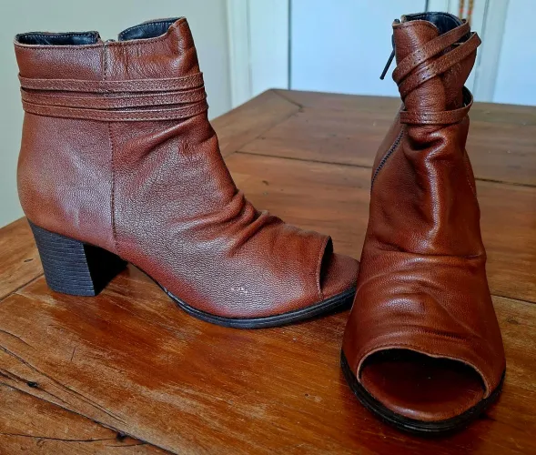 Peep Toe nova, cor Caramelo, marca via curtume.