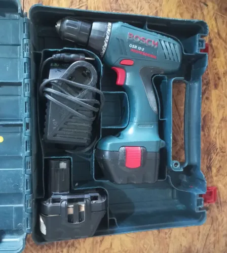 Parafusadeira Bosch GSR 12-2 Professional c/ Carregador 220V e Maleta (no estado)