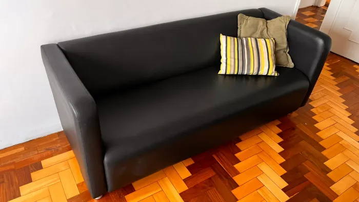 Sofá preto 3 lugares em ótimo estado