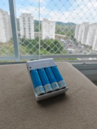 Carregador de Pilhas AA Multilaser + 4 Pilhas