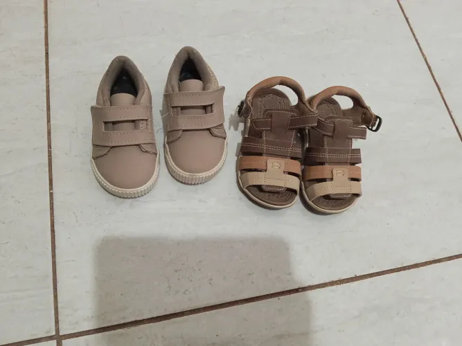 Sapato infantil e sandália