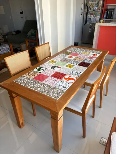 Mesa de jantar com mosaico em azulejos