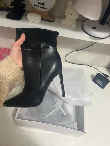 Bota de cano alto com salto agulha(usada 1 vez apenas) 