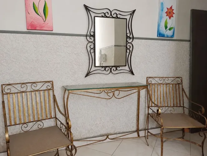 (Conjunto) Mesa Aparador + 2 cadeiras + Espelho Decorativo (todos em Ferro) (Ótimo Estado)