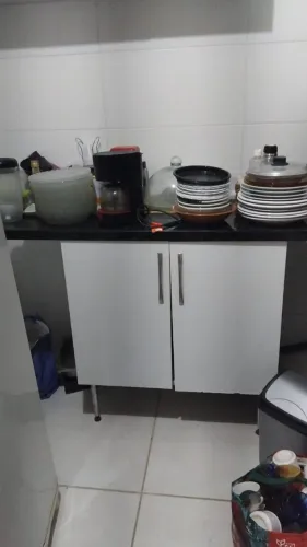 Armário com tampo de granito e fiação para usar como mesa de passar roupa