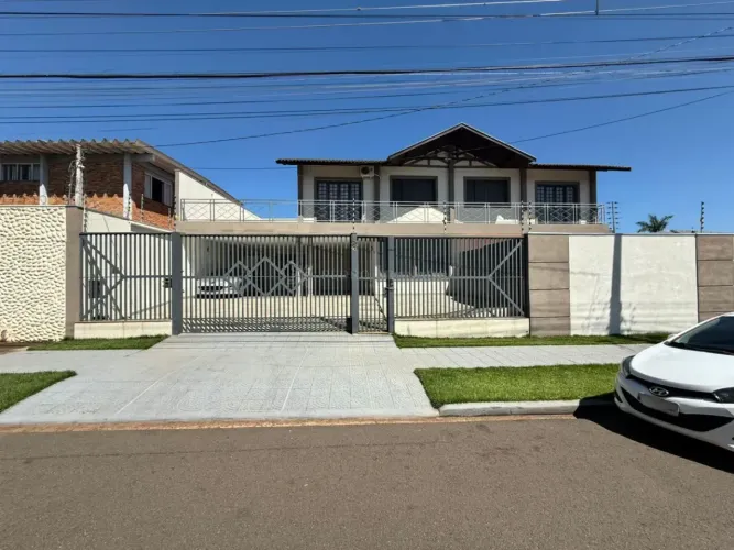 Sobrado com Piscina e Área Gourmet - 4 Quartos e 4 Vagas - Zona 05 - Maringá