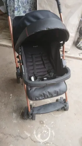 Carrinho de bebê com bebê conforto burigotto