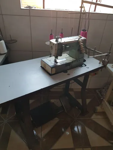 Máquina de costura industrial galoneira kansai