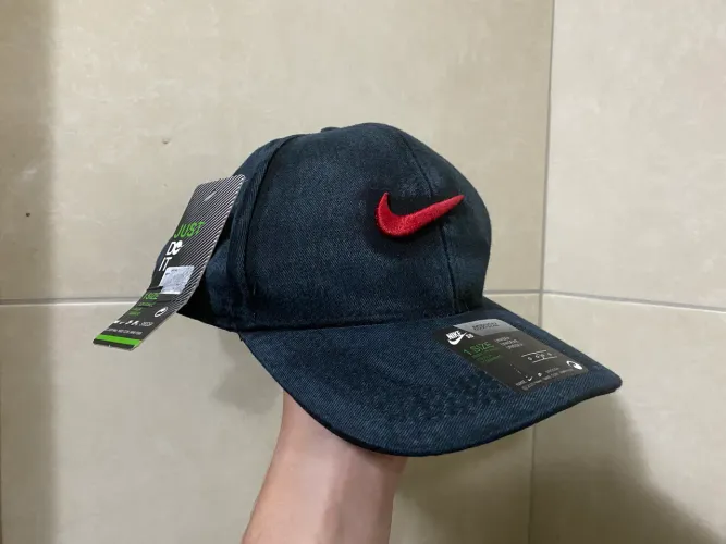 Boné Nike SB Preto com Logo Vermelho - Novo com Etiqueta