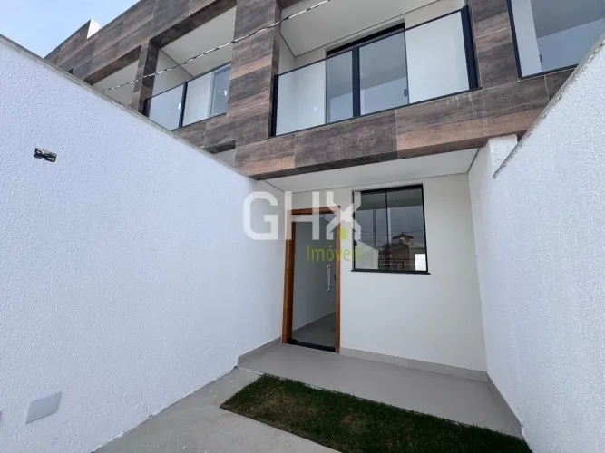 Casa geminada independente à venda no bairro Copacabana, com 115 m², 02 suítes e 02 vagas