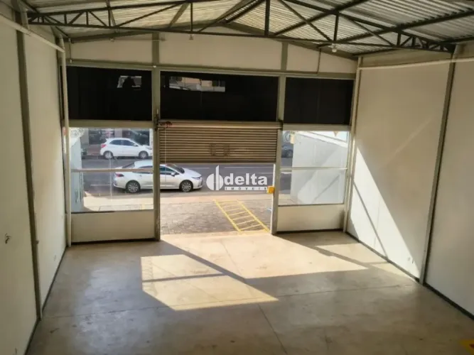Loja disponível para locação no bairro Nossa Senhora Aparecida em Uberlândia-MG.