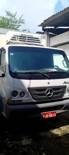 Caminhão com baú a venda