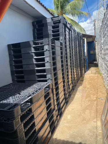 Paletes de plástico reforçado (preto e azul)