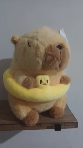 Capivara caramelo com boia pelúcia 