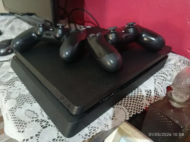 Playstation 4 slim 1TB, dois controles
