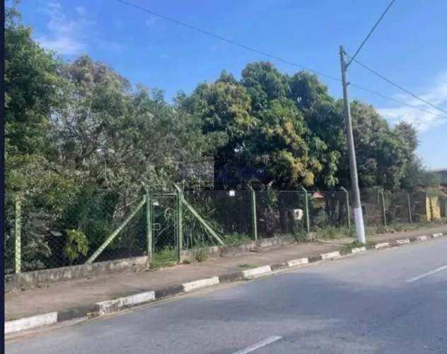 Terreno Comercial com 1.407 m² e frente para duas ruas.