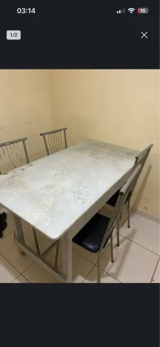 Mesa de mármore com 4 cadeiras