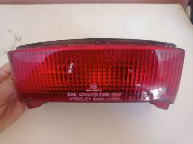 Lanterna traseira CBR 450 Sr compatível.