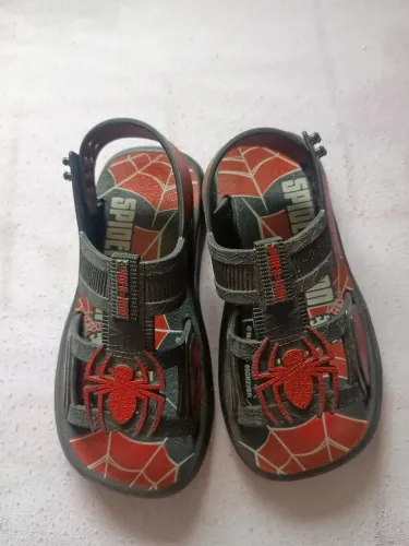 Tênis e sandália do homem aranha