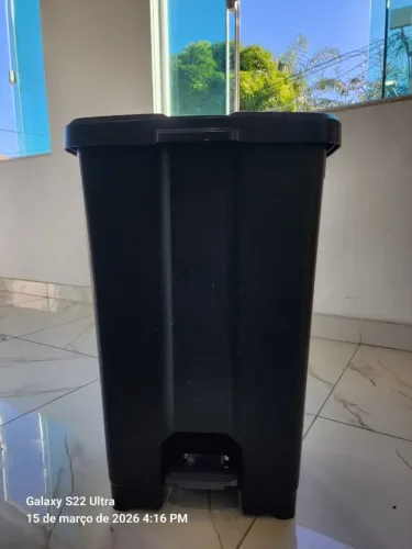 Lixeira quadrada de plástico com pedal 60 litros na cor Preta com pedal cinza.