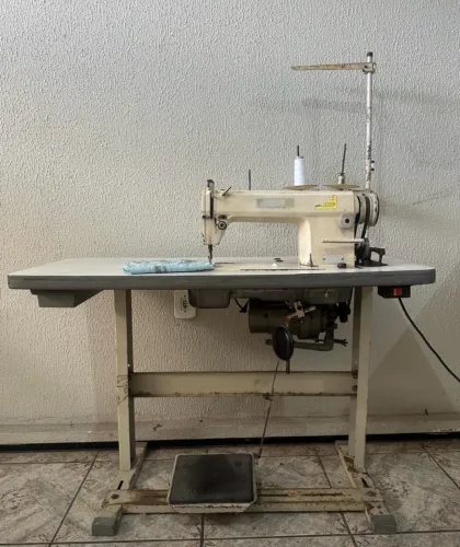 Máquina de costura Reta