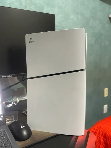 Vendo PlayStation 5. 2 messes de uso controle principal nunca usado