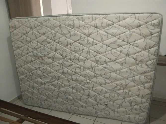 Vende-se um colchão casal