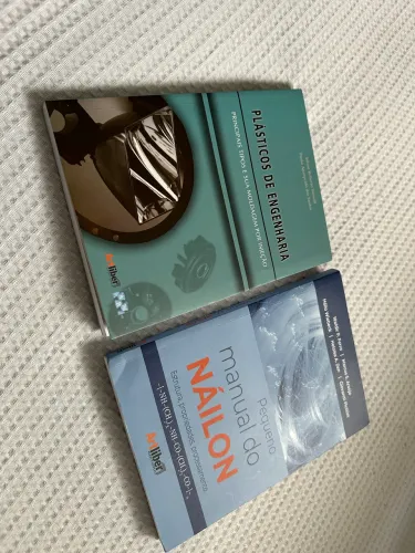 Livros Pequeno Manual do Nylon e Plásticos de Engenharia