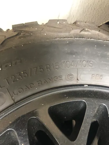 Jogo de pneus bfgoodrich allterrain 235/75r15 com rodas cherokee 5x114