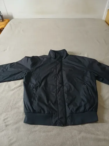 Uma blusa de chuva e frio para andar de moto