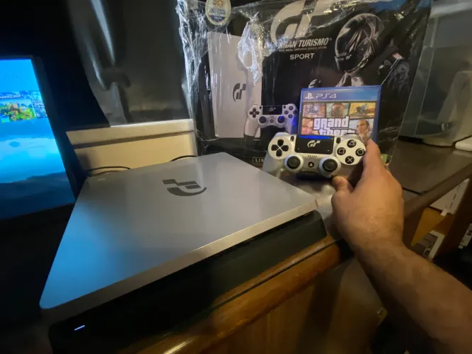 PS4 Slim Edição Gran Turismo na Caixa