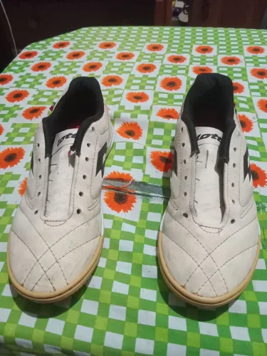 Chuteira de futsal em bom estado tamanho 37-38