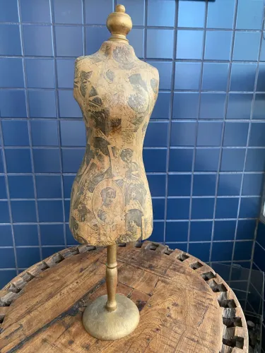 Forma de vestido vintage de madeira 