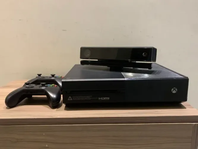 XBOX ONE 1TB 2 CONTROLES 1 KINECT (Valor Negociável)