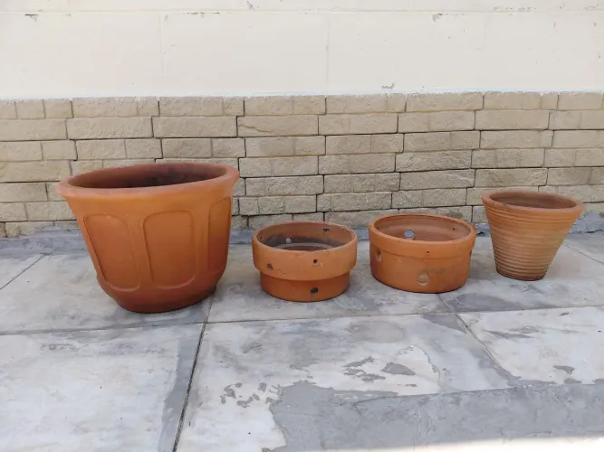 vasos ornamental de barro vendo o conjunto com 04 vasos em ótimo estado tamanho médio.