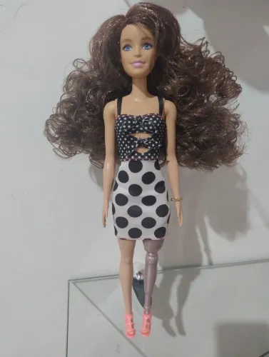 Boneca Barbie com reroot castanho