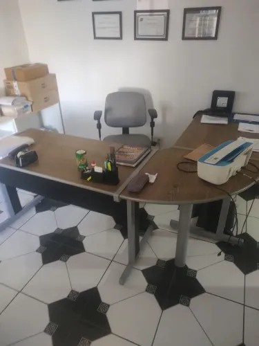 Vendo mesa de escritório em L com cadeira giratória