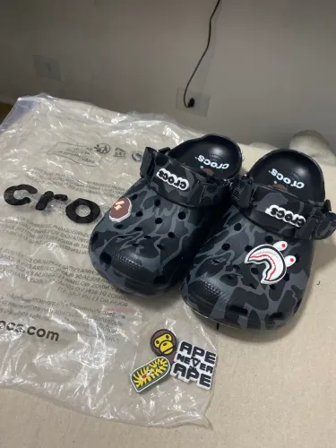 Crocs bape importado