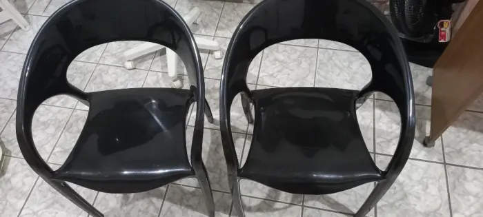 Cadeira de acrilico preto brilhante