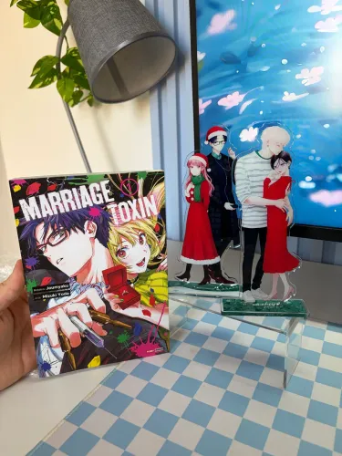 Manga Marriage Toxin + 2 acrílicos de Wotakoi e Uruwashi no Yoi no Tsuki