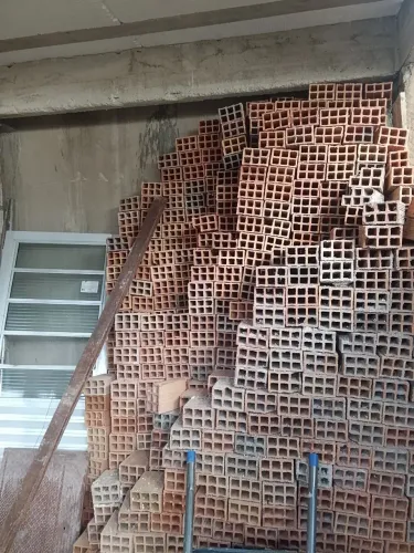 Tijolos 0,50 a unidade.