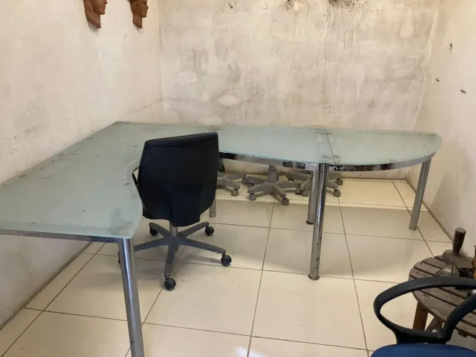 Mesa em L de vidro ou troco por um sofá 