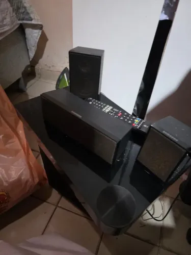 Home Theater falta uma caixa e a outra está queimada