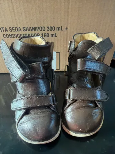Bota rígida playpé tamanho 21