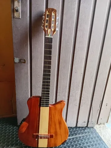 Violão solido artesanal.