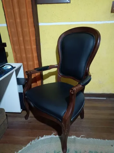 Cadeira de mogno estilo trono e coro