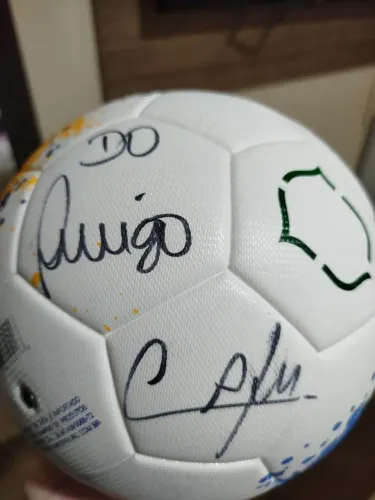 Bola autografada pelo jogador Cafu
