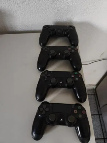 Vende-se controles de PS4 originais. Valor negociável.