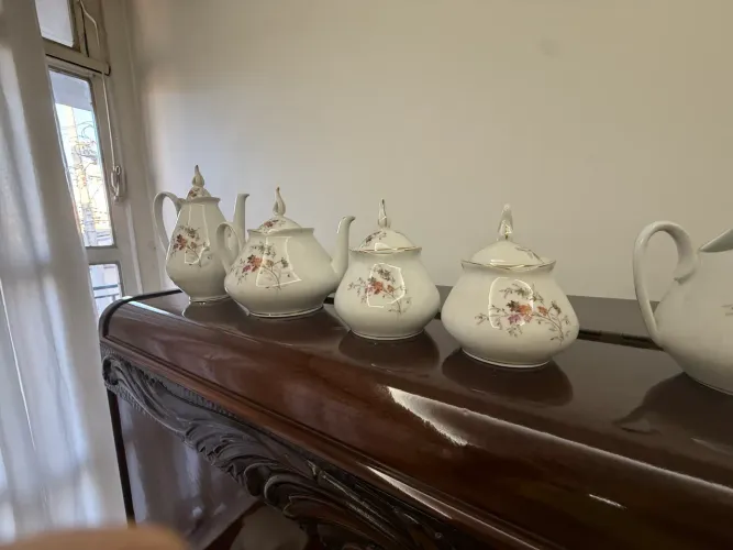 ? Conjunto antigo de porcelana para café e chá